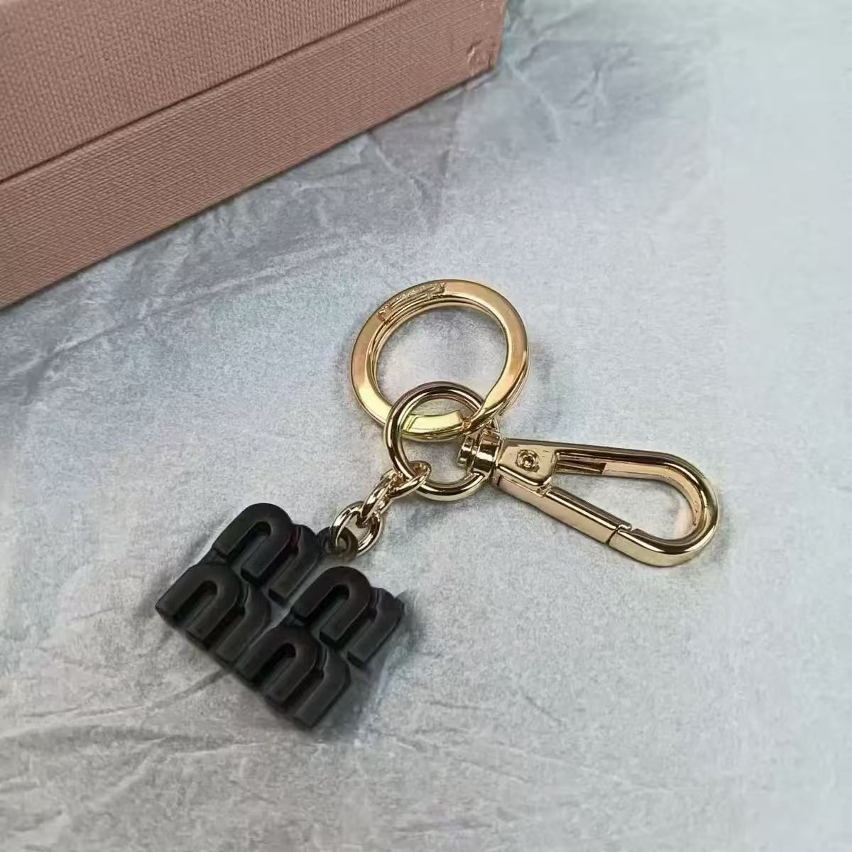 Women Men Lover Keychain Designer Keychain Wallet Key Chain Hang Bag Charm Keyring Keychains hang Leather Designers Women Men Coin Purse Alloy Pendant Key Ring - 2 of 7