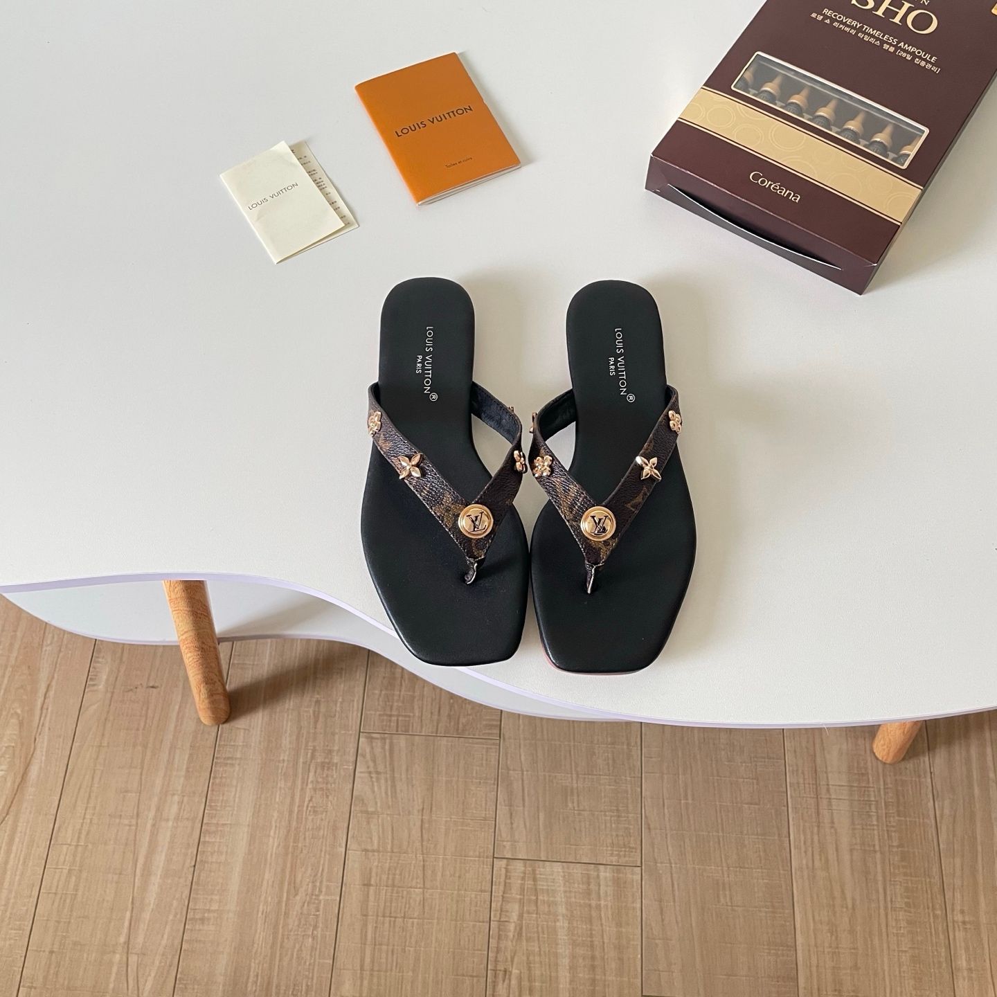 Louis Vuitton Gaia Toe Flip Flops For Women Four Leaf Clover Decor Thin Strap Solid Color Non Slip Flat Slide Sandals Casual Beach Vacation Slippers Multiple colors - 5 of 8