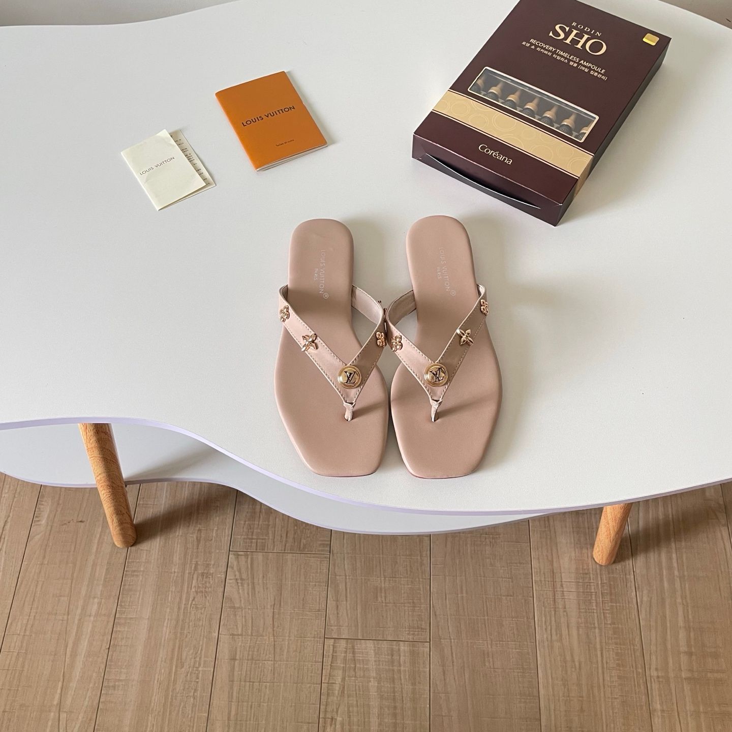 Louis Vuitton Gaia Toe Flip Flops For Women Four Leaf Clover Decor Thin Strap Solid Color Non Slip Flat Slide Sandals Casual Beach Vacation Slippers Multiple colors - 4 of 8
