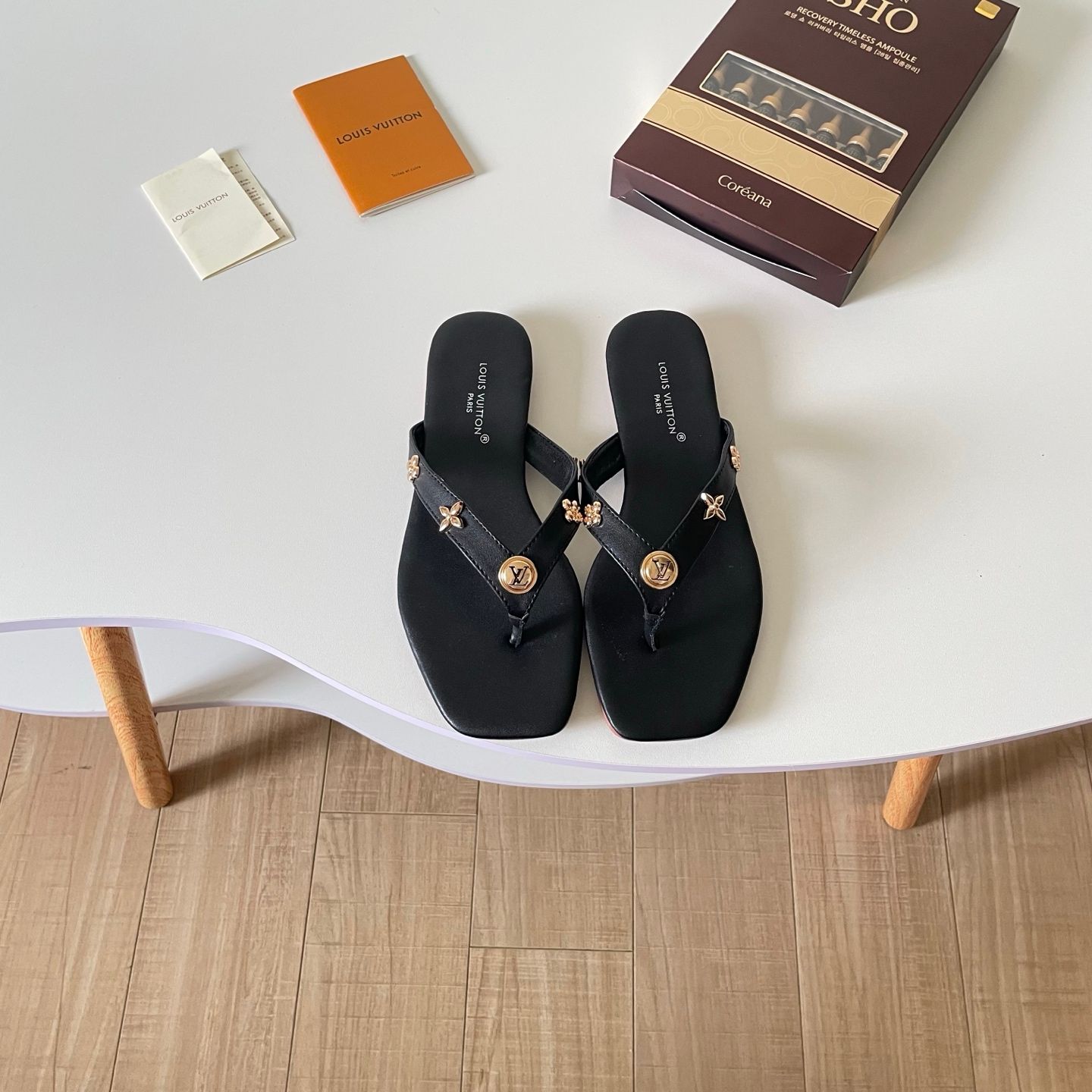 Louis Vuitton Gaia Toe Flip Flops For Women Four Leaf Clover Decor Thin Strap Solid Color Non Slip Flat Slide Sandals Casual Beach Vacation Slippers Multiple colors - 2 of 8