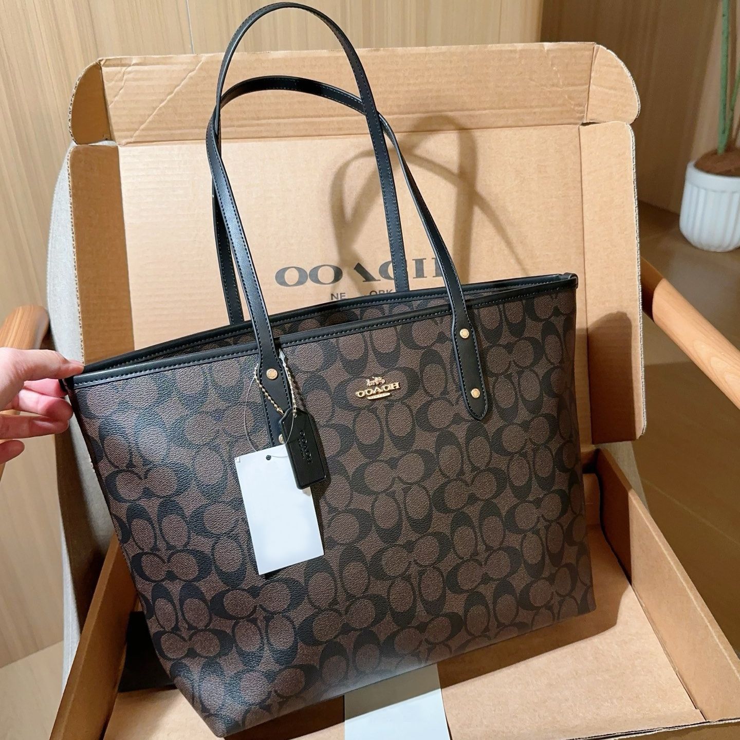 Tote Bag Designer Bag Women's Fashion Classic Shoulder Bag Luxury Handbags Flower Letter Large Capacity Leather Totes Commuting Shopping Bag Casual Tote 01 - 1 of 8