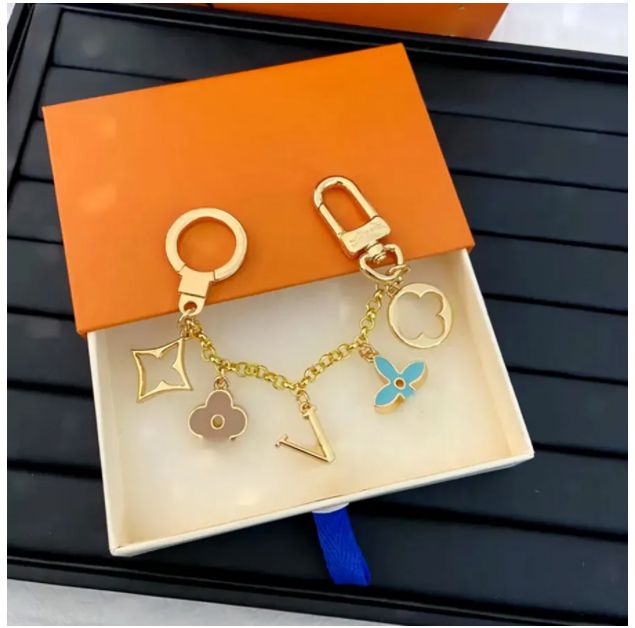 Luxury designers keychains Letters with diamonds designers keychain top Car Key Chain Women Buckle jewelry Keyring Bags Pendant Exquisite Gift 985 - 5 of 7